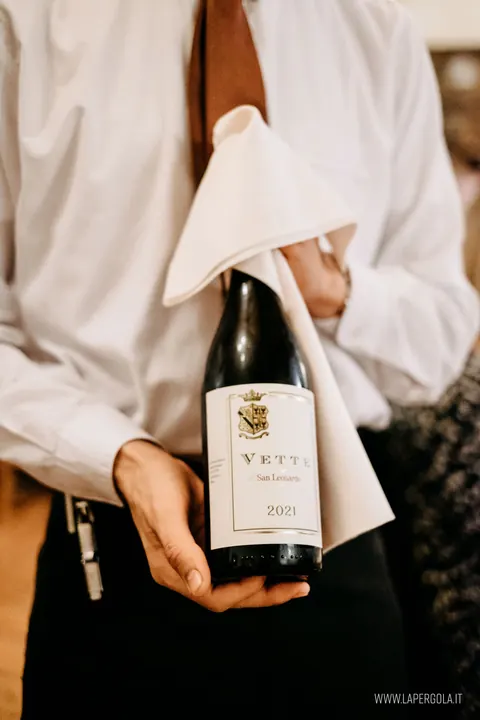 Sommelier con una bottiglia durante la degustazione