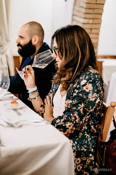 Coppia assaggia il vino alla degustazione
