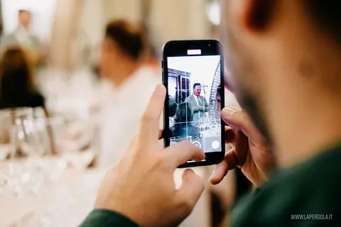 Ospite fotografa il relatore durante la serata