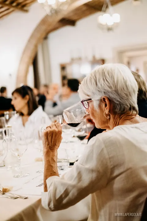 Ospiti assaggiano il vino durante la degustazione